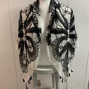 Black and white pattern scarf with fringe detail